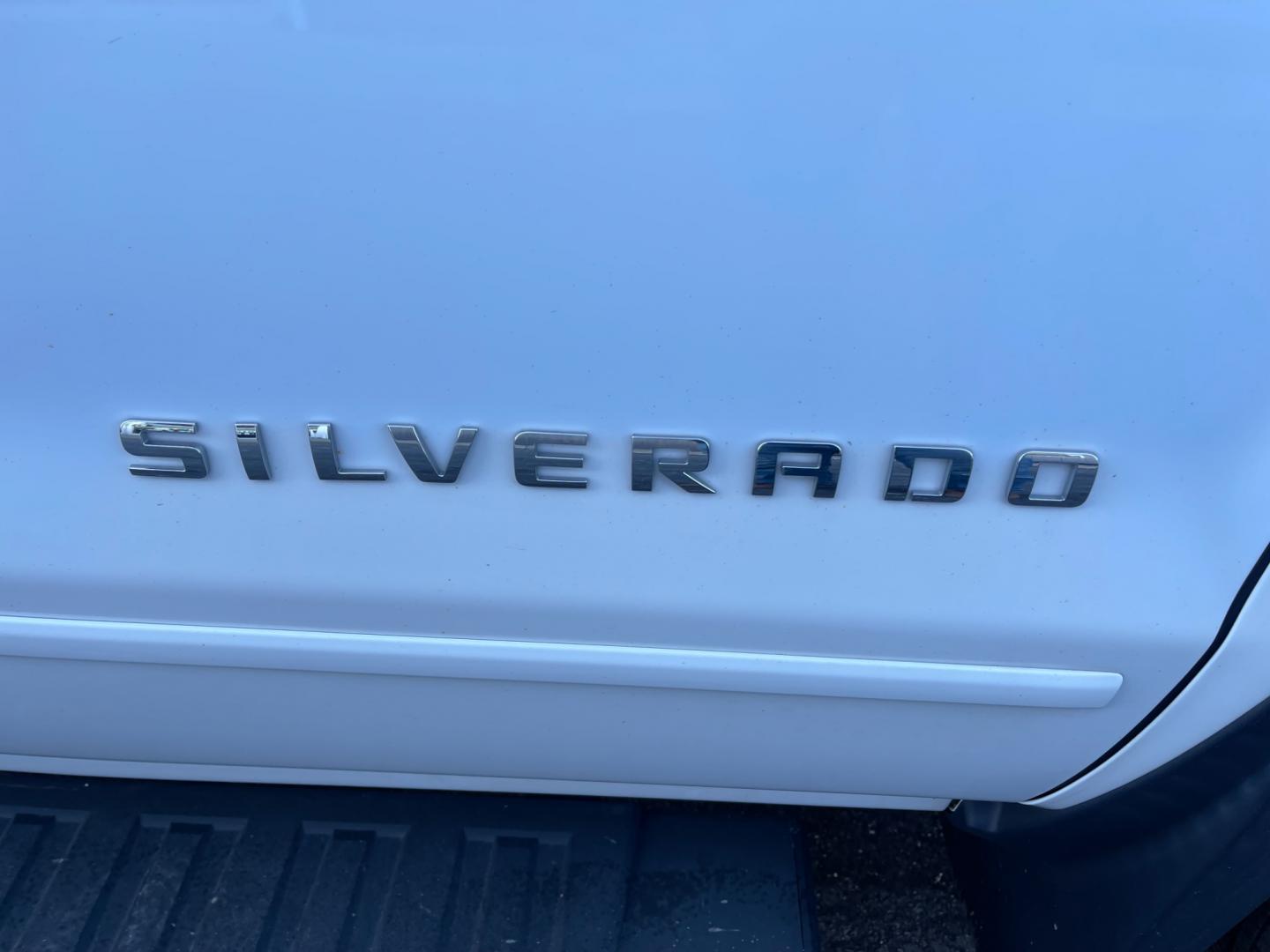 2017 White /Black Chevrolet Silverado 1500 LT Z71 Double Cab 4WD (1GCVKREC8HZ) with an 5.3L V8 OHV 16V engine, 6-Speed Automatic transmission, located at 11115 Chardon Rd. , Chardon, OH, 44024, (440) 214-9705, 41.580246, -81.241943 - Photo#7